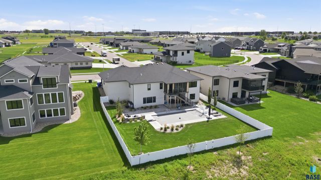 5503 W Colonial Ct Court, Sioux Falls, SD 57107