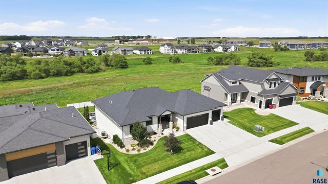5503 W Colonial Ct Court, Sioux Falls, SD 57107