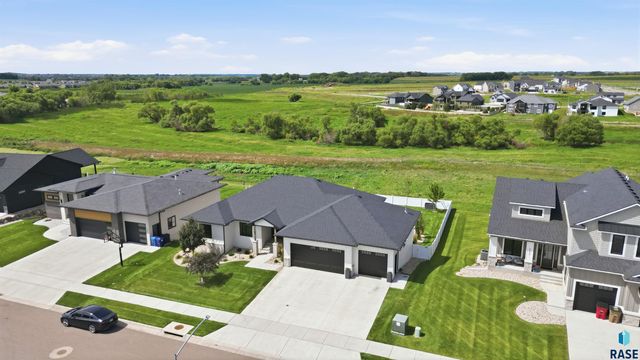 5503 W Colonial Ct Court, Sioux Falls, SD 57107