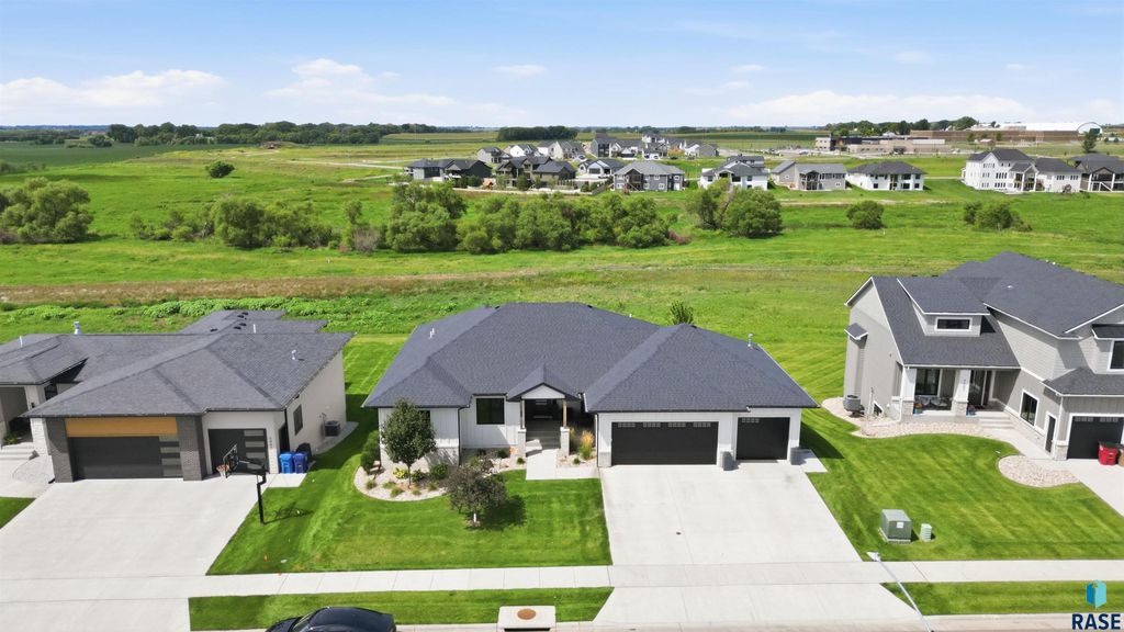 5503 W Colonial Ct Court, Sioux Falls, SD 57107