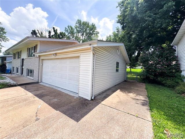 1860 Bobbinray Avenue, Florissant, MO 63031