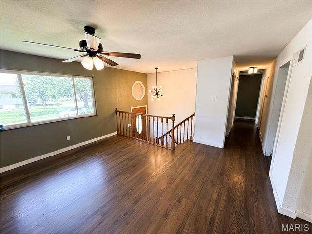 1860 Bobbinray Avenue, Florissant, MO 63031