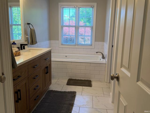 10062 Heather Brooke Drive, Osceola, IN 46561