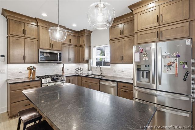 621 Thomas Street, New Albany, IN 47150