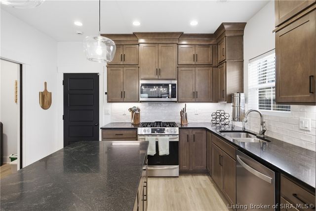 621 Thomas Street, New Albany, IN 47150