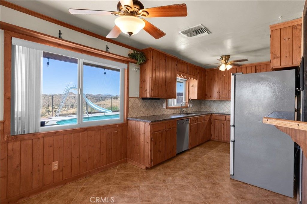Image 15 of property listing at 57050 Mesa Drive, Yucca Valley, CA 92284
