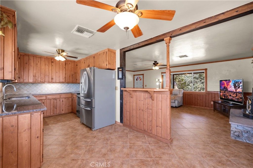 Image 16 of property listing at 57050 Mesa Drive, Yucca Valley, CA 92284