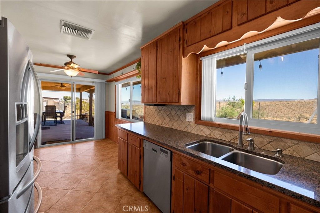 Image 19 of property listing at 57050 Mesa Drive, Yucca Valley, CA 92284
