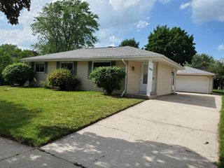 1920 Deerfield DRIVE, West Bend, WI 53090