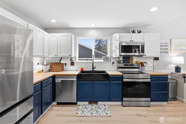 100 E Cardinal Court, Allyn, WA 98524