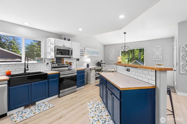 100 E Cardinal Court, Allyn, WA 98524