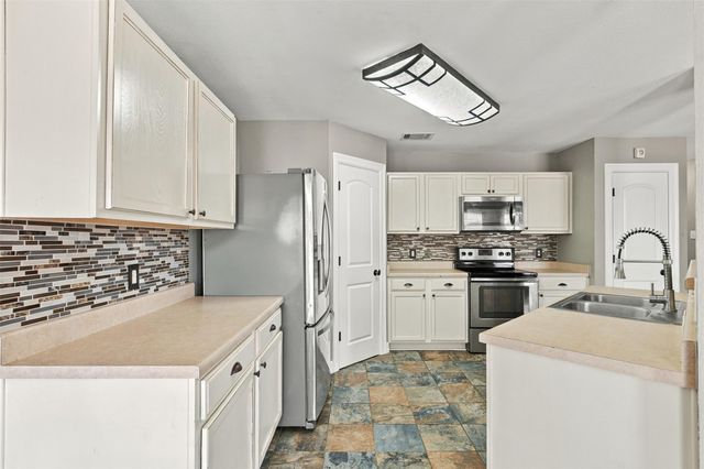 208 Rock Hound LN, Liberty Hill, TX 78642