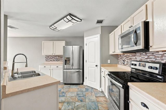 208 Rock Hound LN, Liberty Hill, TX 78642