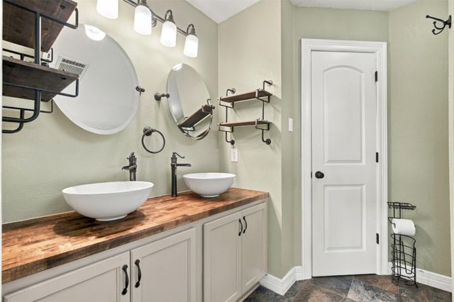 208 Rock Hound LN, Liberty Hill, TX 78642