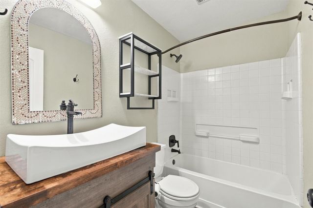 208 Rock Hound LN, Liberty Hill, TX 78642