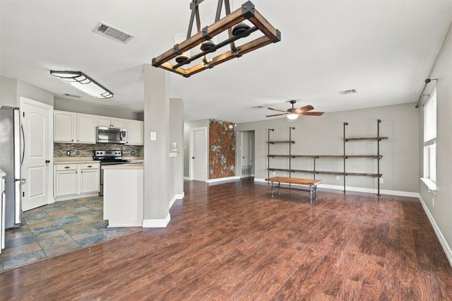 208 Rock Hound LN, Liberty Hill, TX 78642