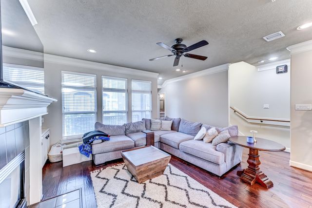 1325 W 24th Street D, Houston, TX 77008