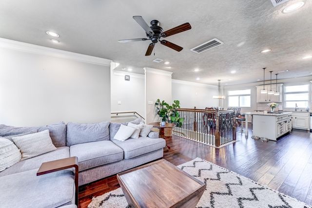 1325 W 24th Street D, Houston, TX 77008