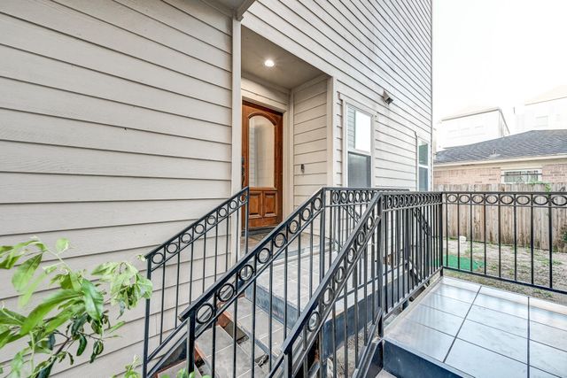 1325 W 24th Street D, Houston, TX 77008