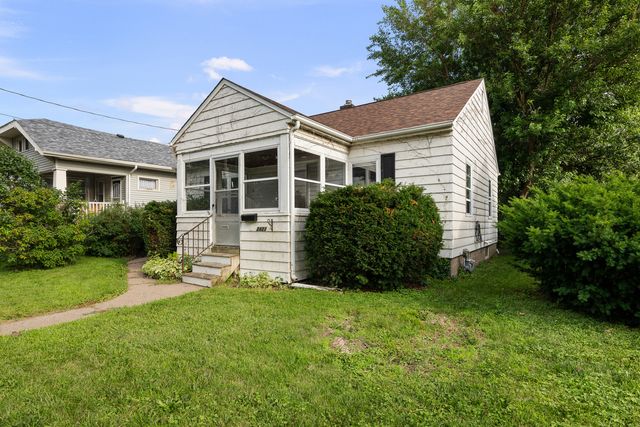 2423 W Locust Street, Davenport, IA 52804