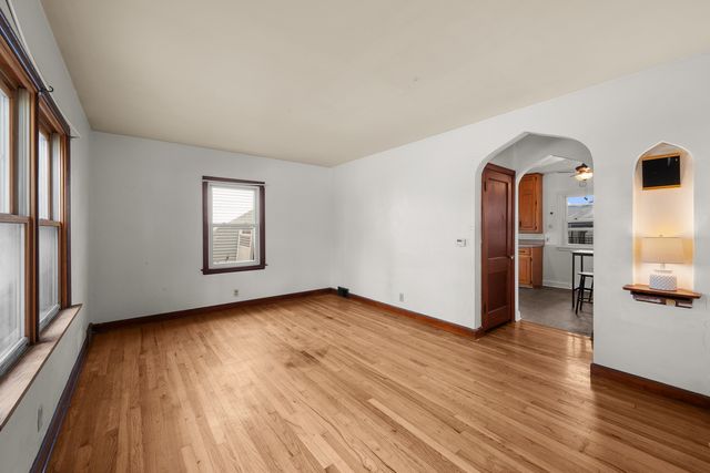 2423 W Locust Street, Davenport, IA 52804