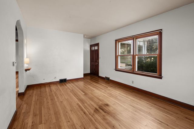 2423 W Locust Street, Davenport, IA 52804