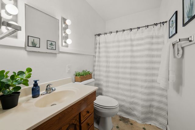 2423 W Locust Street, Davenport, IA 52804