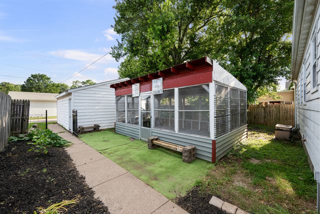 2423 W Locust Street, Davenport, IA 52804