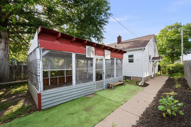 2423 W Locust Street, Davenport, IA 52804