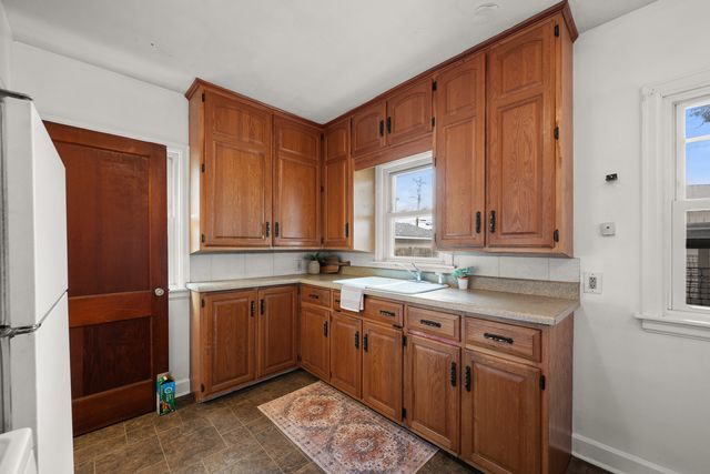 2423 W Locust Street, Davenport, IA 52804