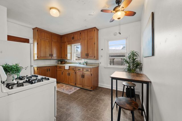 2423 W Locust Street, Davenport, IA 52804