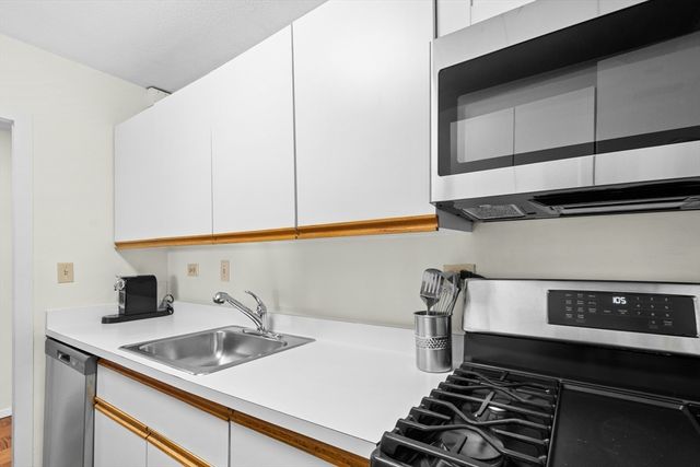 9 Hawthorne Pl 15H, Boston, MA 02114