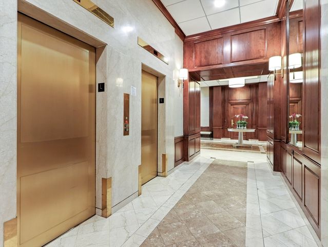 9 Hawthorne Pl 15H, Boston, MA 02114