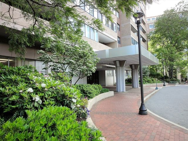 9 Hawthorne Pl 15H, Boston, MA 02114