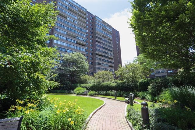 9 Hawthorne Pl 15H, Boston, MA 02114