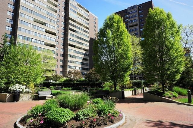 9 Hawthorne Pl 15H, Boston, MA 02114