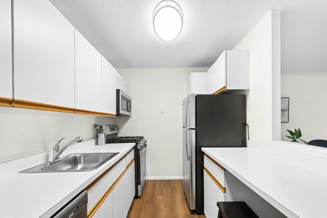9 Hawthorne Pl 15H, Boston, MA 02114