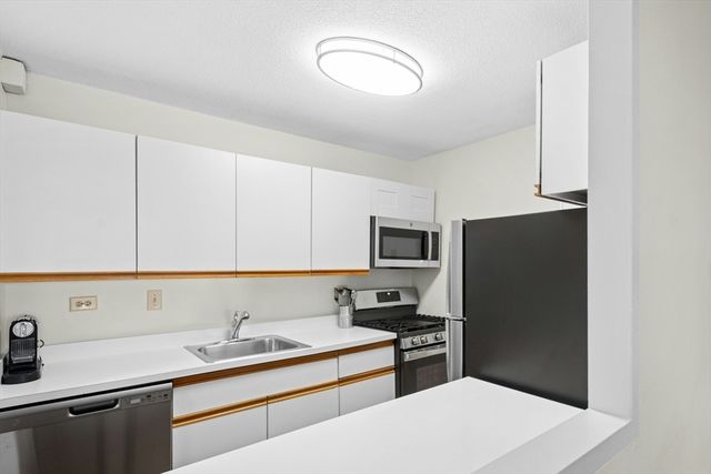 9 Hawthorne Pl 15H, Boston, MA 02114