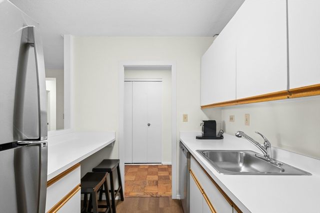 9 Hawthorne Pl 15H, Boston, MA 02114
