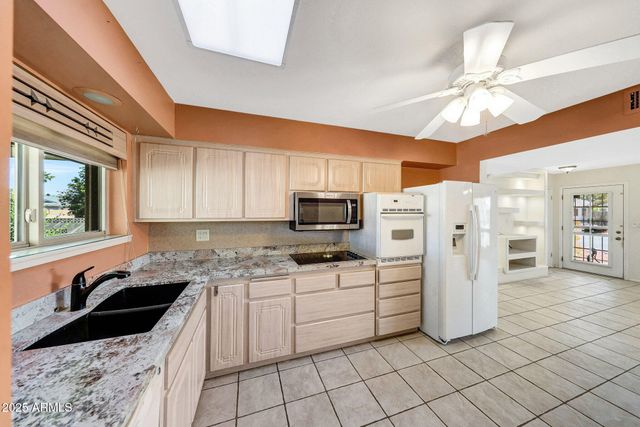 10940 W WHITE MOUNTAIN Road, Sun City, AZ 85351