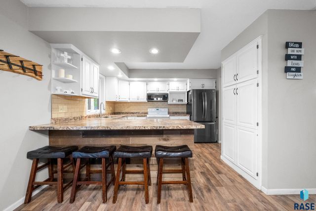 7407 N Cliff Ave Avenue, Sioux Falls, SD 57104