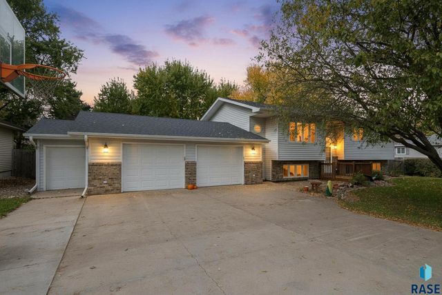 7407 N Cliff Ave Avenue, Sioux Falls, SD 57104