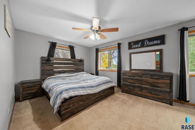 7407 N Cliff Ave Avenue, Sioux Falls, SD 57104