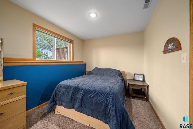 7407 N Cliff Ave Avenue, Sioux Falls, SD 57104