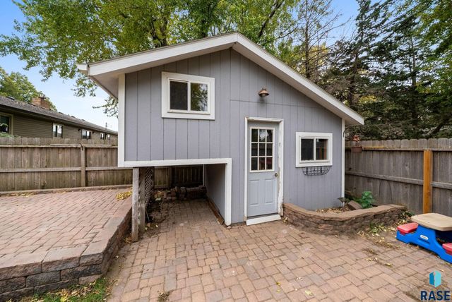 7407 N Cliff Ave Avenue, Sioux Falls, SD 57104