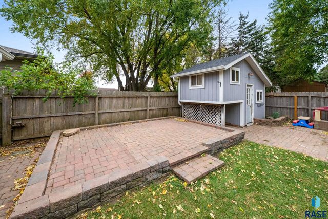 7407 N Cliff Ave Avenue, Sioux Falls, SD 57104