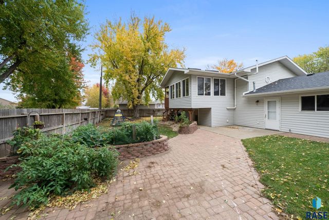 7407 N Cliff Ave Avenue, Sioux Falls, SD 57104