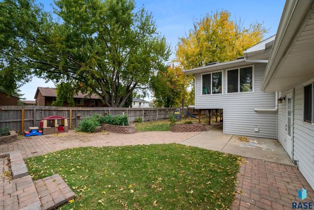 7407 N Cliff Ave Avenue, Sioux Falls, SD 57104