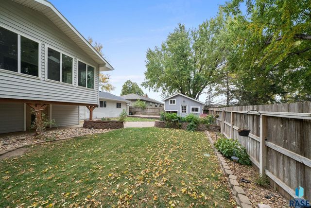 7407 N Cliff Ave Avenue, Sioux Falls, SD 57104