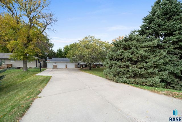 7407 N Cliff Ave Avenue, Sioux Falls, SD 57104